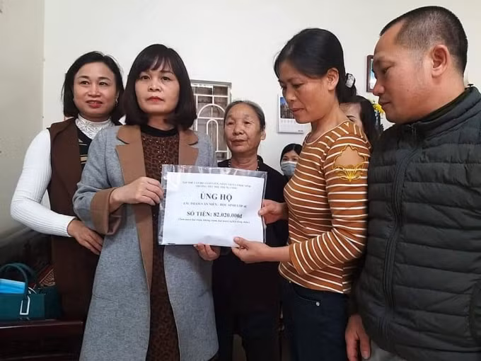 Bà Nguyễn Thị Bích Hằng trao số tiền qua quyên góp cho gia đình em Niên.