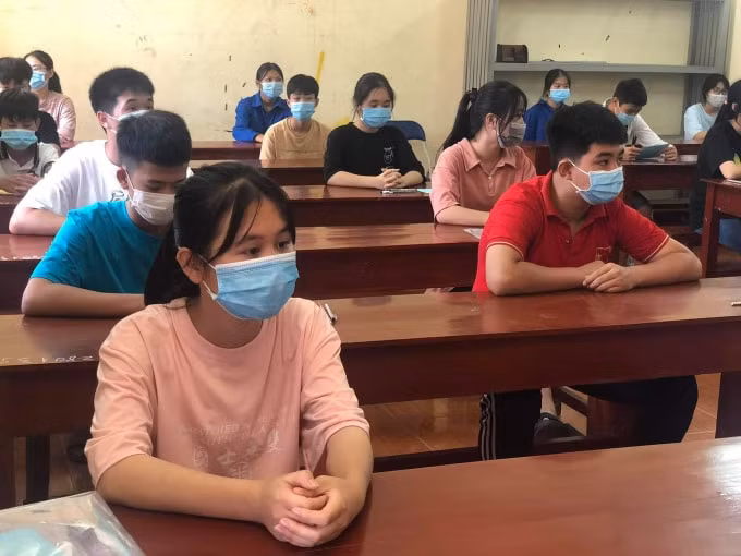 Thực hiện nghiêm việc đeo khẩu trang, bố trí giãn cách đúng theo quy định.