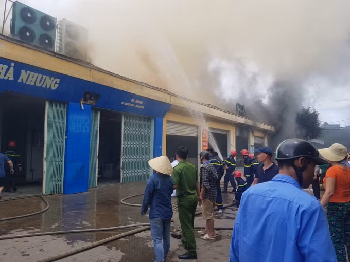 Lực lượng PCCC đã có mặt kịp thời khống chế ngọn lửa. Ảnh: QD