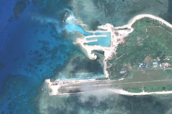 Đường băng và âu tàu Philippines xây dựng trái phép trên đảo Thị Tứ. Ảnh: AMTI