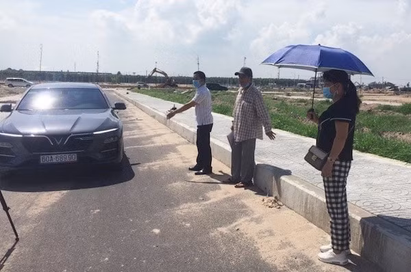 Người dân phản ánh mặt đường hẹp không đủ để ô tô tránh nhau.
