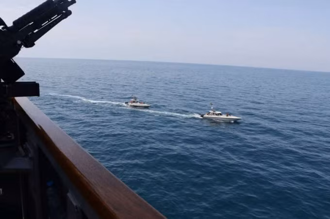 Tàu của Hải quân Iran tiếp cận gần với Hải quân Mỹ. Ảnh: US NAVY