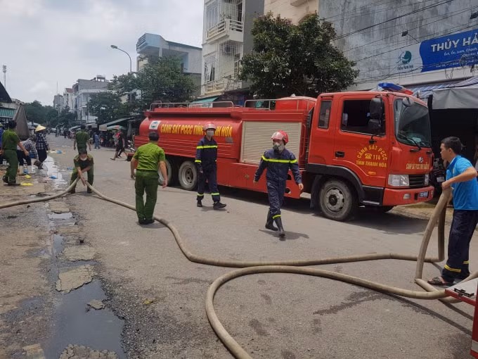 Lực lượng và phương tiện cứu hỏa đã có mặt ngay sau khi đám cháy bùng phát