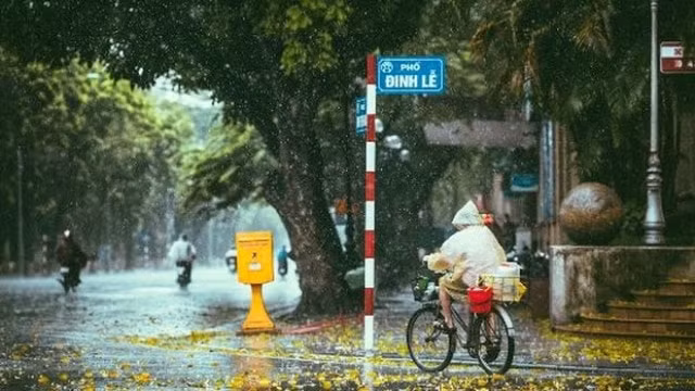 Khu vực Hà Nội: Đêm 10/6 và sáng ngày 11/6, có lúc có mưa rào và dông, cục bộ có mưa vừa, mưa to. Trong mưa dông có khả năng xảy ra lốc, sét, mưa đá và gió giật mạnh. (Ảnh: báo đầu tư)