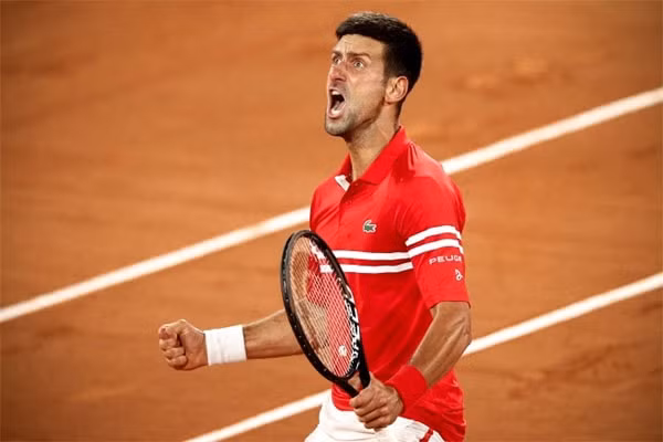 Djokovic phấn khích hét lớn sau khi vượt qua Berrettini ở tứ kết Pháp Mở rộng tối 9/6. Ảnh: EPA