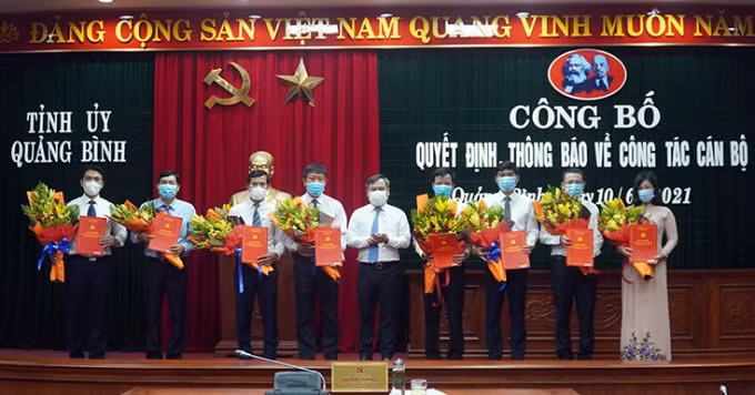 Bí thư Tỉnh ủy Quảng Bình Vũ Đại Thắng tặng hoa và trao quyết định cho 8 cán bộ được bổ nhiệm.