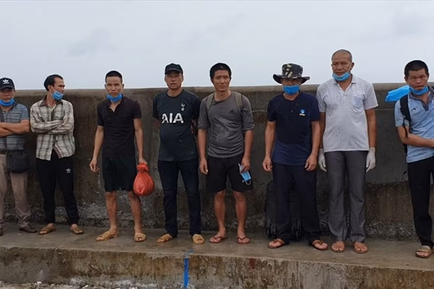 Các đối tượng nhập cảnh trái phép bị cơ quan chức năng bắt giữ. Ảnh: tuoitre.vn