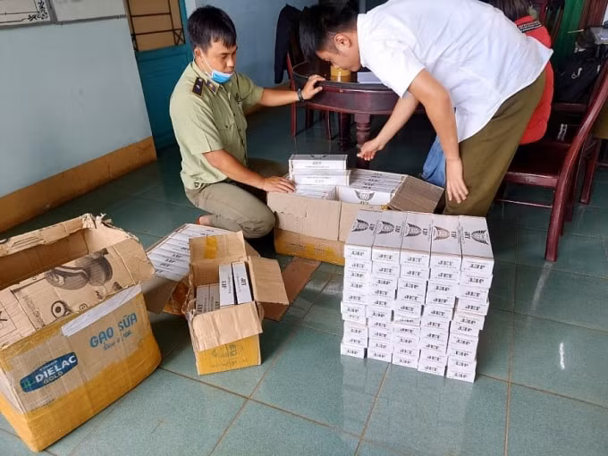 Lực lượng quản lý thị trường tạm giữ số lượng lớn thuốc lá điếu nhập lậu.