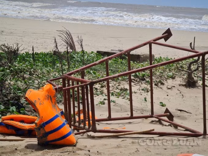 Nhiều vật dụng bị quật ngã và bị gió thổi bay xa