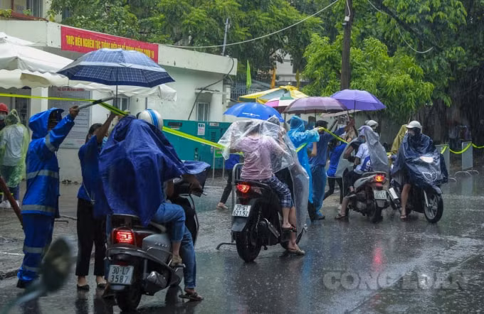 Mưa lớn đúng vào thời điểm các em học sinh di chuyển đến điểm trường thi vào lớp 10 vào sáng nay 13/6.