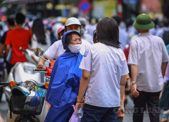 Nhiều người lo lắng, nán lại hỏi kết quả con của mình ở trước cổng trường.