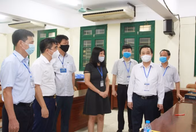 Phó Chủ tịch UBND TP Chử Xuân Dũng kiểm tra tại Trường THPT Trần Hưng Đạo, quận Thanh Xuân