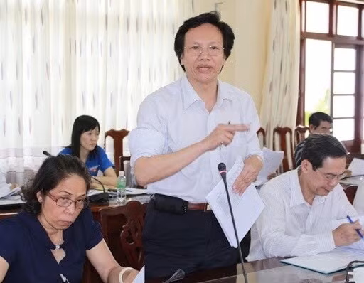 Bị can Doãn Hữu Long (đứng) nguyên Giám đốc Sở Y tế Đắk Lắk.