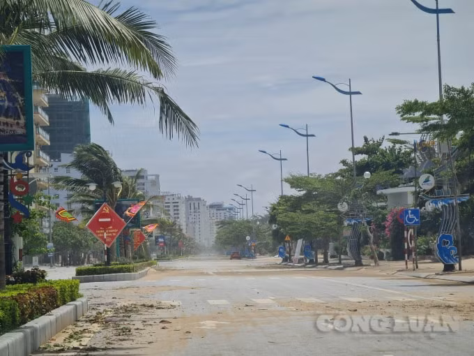 Dọc đường Hồ Xuân Hương (TP Sầm Sơn) cát bồi nhiều đoạn
