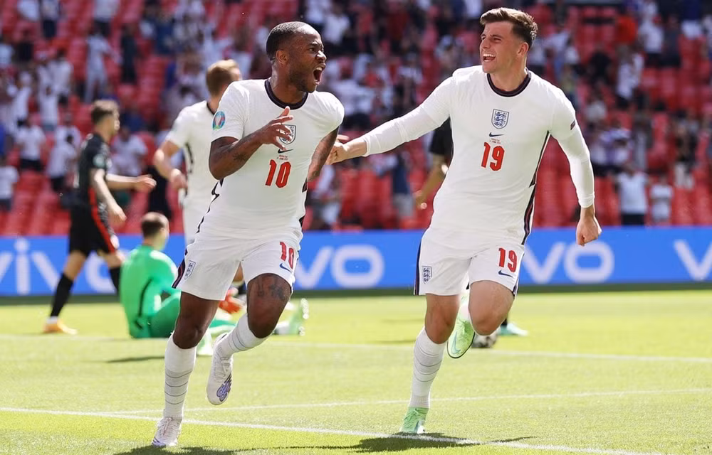 Sterling ăn mừng sau khi ghi bàn cho tuyển Anh. Ảnh: Reuters