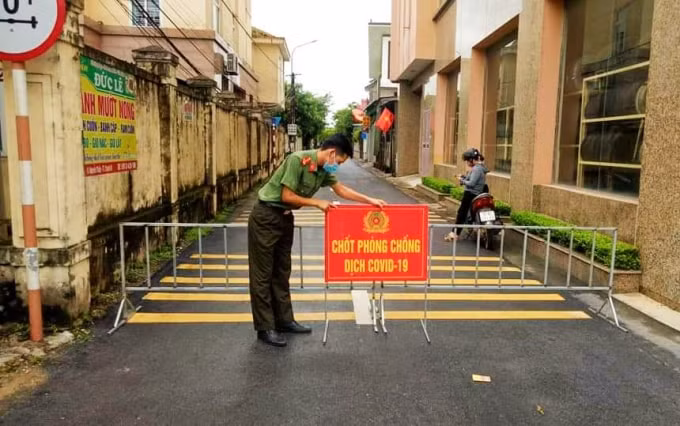 Lực lượng chức năng phong tỏa nơi sinh sống của các ca bệnh tại thị trấn Thạch Hà.
