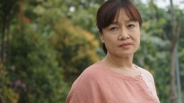 Bà Bích luôn ác cảm với con gái nuôi.