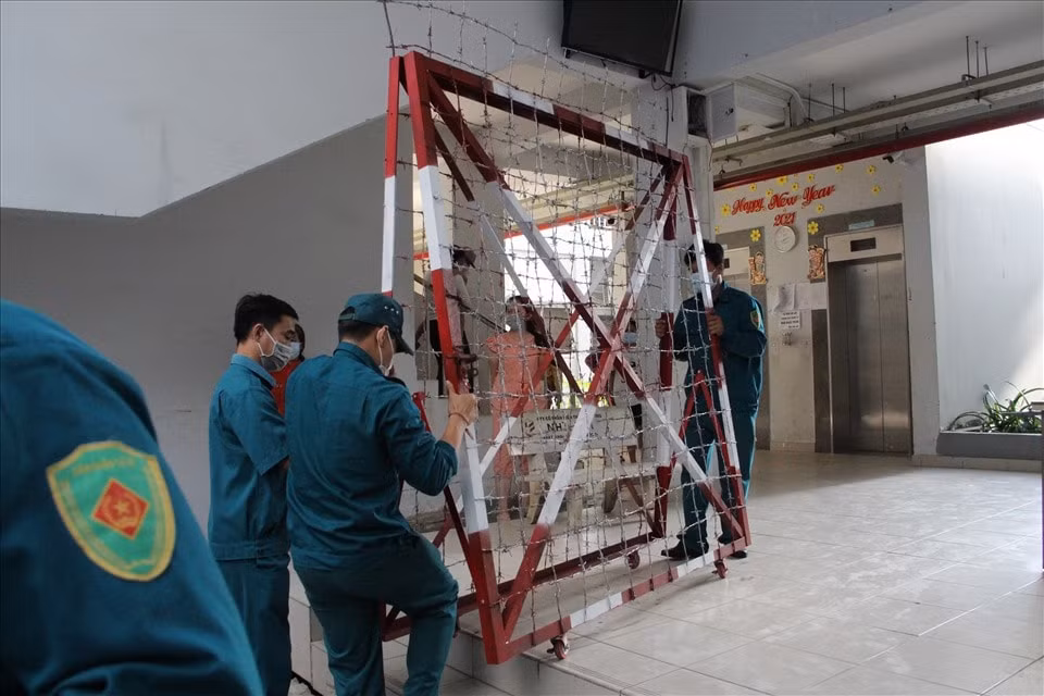 Lực lượng chức năng tiếp tục phong tỏa tạm thời chung cư này. Ảnh: TL