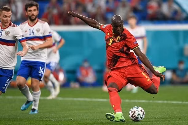 Lukaku có pha đúp bóng đã giúp đội tuyển Bỉ giành trọn 3 điểm. Ảnh: AFP