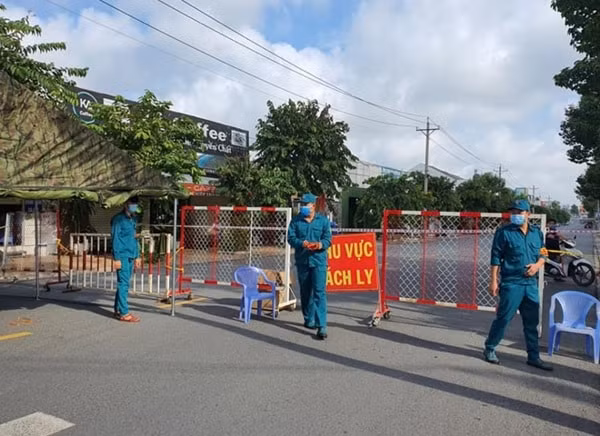 Lực lượng chức năng tỉnh Bình Dương phong tỏa khu vực có ca nhiễm COVID-19