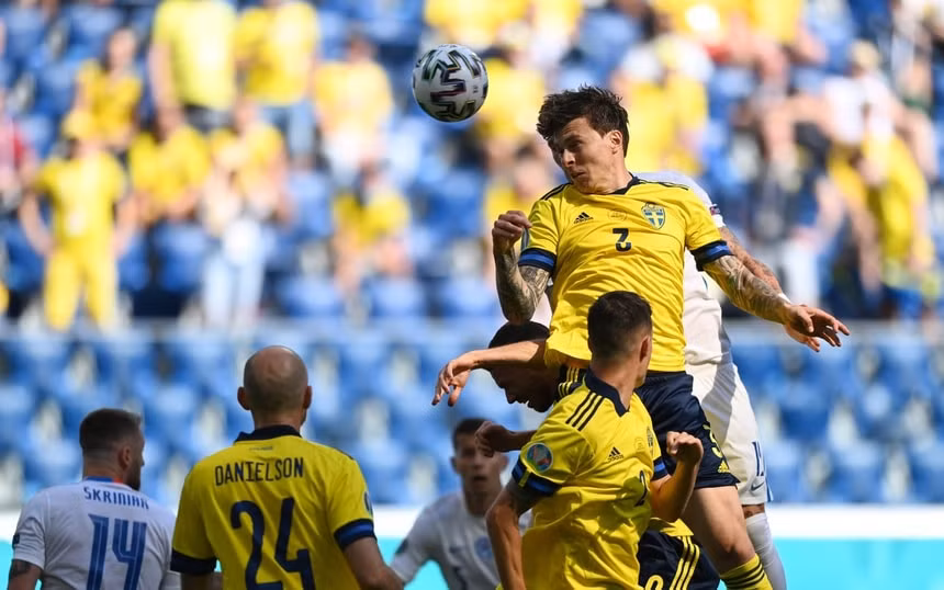 Victor Lindelof tiếp tục có màn thể hiện ổn định tại Euro. Ảnh: Reuters