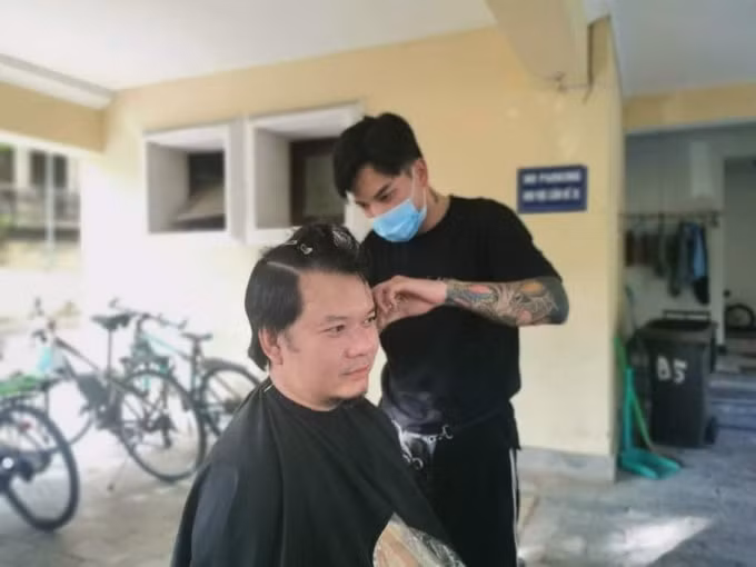 Tổng Cục Thuế cho thuế, việc áp dụng thuế 5% GTGT và 2% thuế TNCN đối với hộ và cá nhân kinh doanh các dịch vụ tắm hơi, cắt tóc gội đầu,... đã có từ năm 2015. (Ảnh: Việt Vũ)