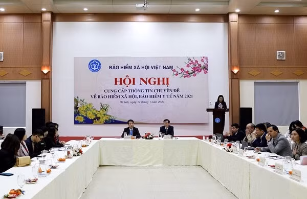 Đa dạng hình thức thông tin, phối hợp với các cơ quan thông tấn, báo chí