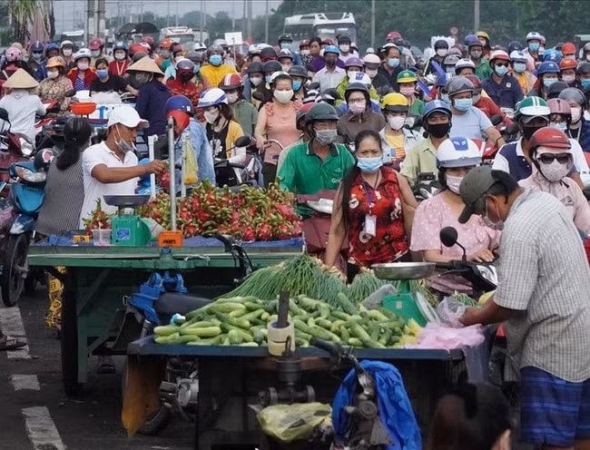TP.HCM yêu cầu dẹp bỏ toàn bộ các chợ tự phát để phòng Covid-19. Ảnh: danviet.vn