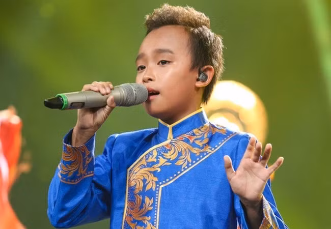 Hình ảnh cậu bé thuần nông đi hát ở Vietnam Idol Kids 2021 đã khiến nhiều người xúc động.