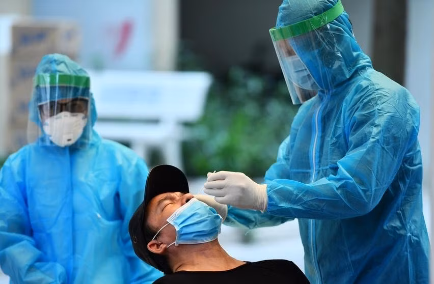 Lực lượng chức năng TP.HCM lấy mẫu xét nghiệm cho người dân. Ảnh: TL