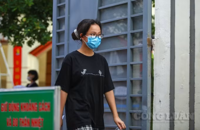 “Đề Ngữ Văn em chỉ chắc chắn làm được khoảng 70-80% thôi, nhưng phần Ngoại Ngữ em chắc chắn làm được 100%” – bạn Đào Hoàng Mai dự thi môn ngoại ngữ tiếng Đức – lớp 9C trường THCS Lômônôxốp Mỹ Đình tự tin nói.