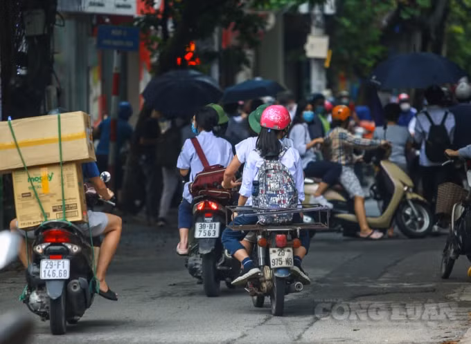 Nhiều ông bố chưa kịp tháo cả giá lai hàng, vừa kết thúc 1 buổi làm việc vội vàng đến đón con mình vừa thi xong.