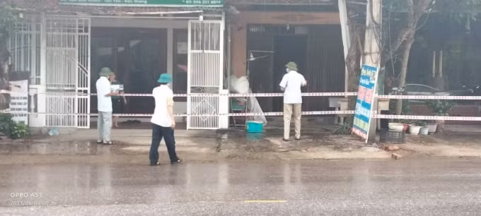 Hàng ngày, các thành viên tổ COVID cộng đồng sẽ đến từng ngõ, gõ từng nhà để tuyên truyền công tác phòng bệnh (ảnh TL).