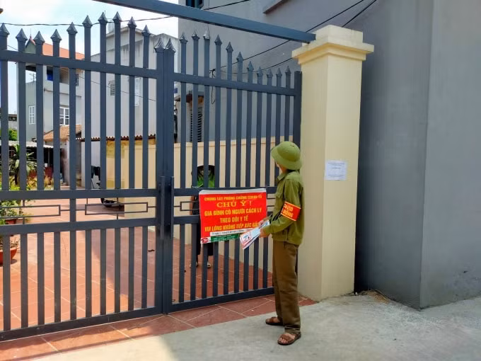 Các thành viên tổ COVID cộng đồng sẽ giám sạt chặt ý thức chấp hành phòng dịch của người dân (ảnh TL).