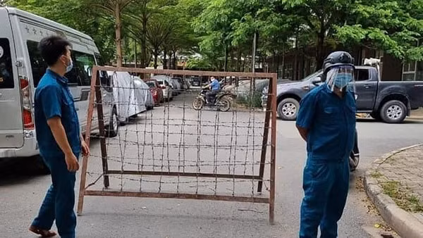 Lực lượng chức năng phong tỏa toà nhà A1, A2 thuộc cụm chung cư Ehome 3