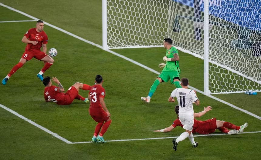 Tình huống phản lưới nhà của Demiral (áo số 3), trung vệ thuộc biên chế Juventus trở thành bước ngoặt của trận đấu. Ảnh: internet