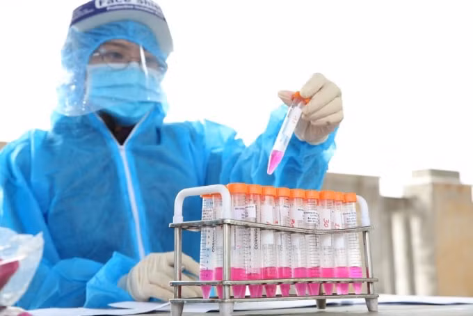 CDC Hà Tĩnh tiếp nhận các lô mẫu bệnh phẩm cần xét nghiệm tìm virus SARS-CoV-2 từ các cơ sở y tế chuyển đến hằng ngày