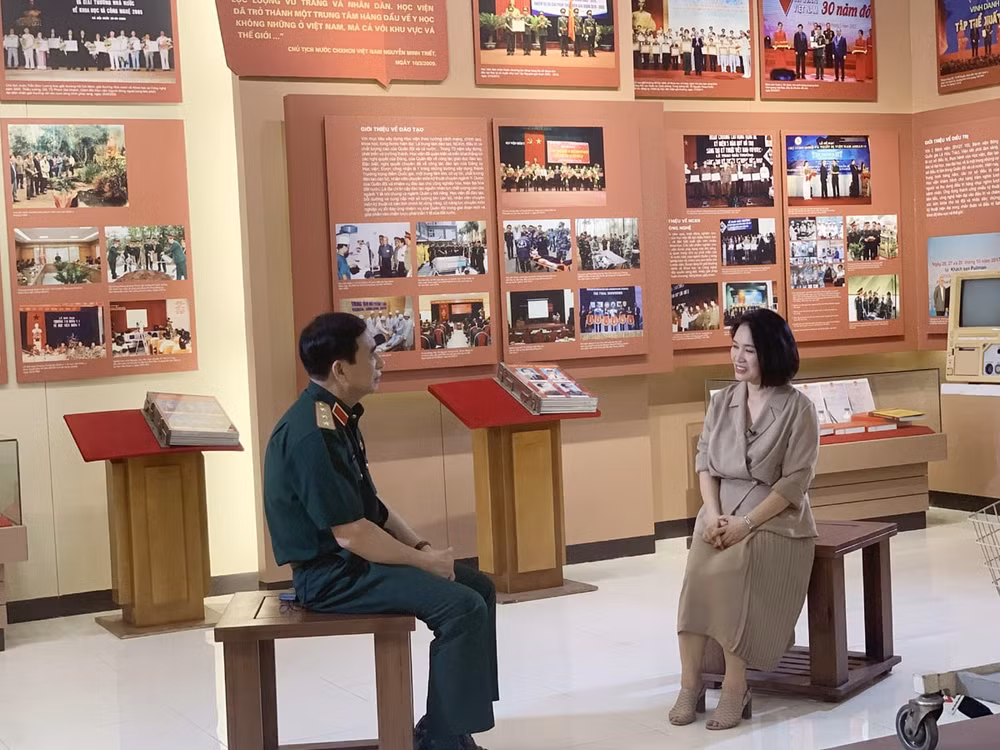 Nhà báo Tạ Bích Loan trò chuyện với Thượng tướng Phan Văn Giang, Bộ trưởng Bộ Quốc phòng.