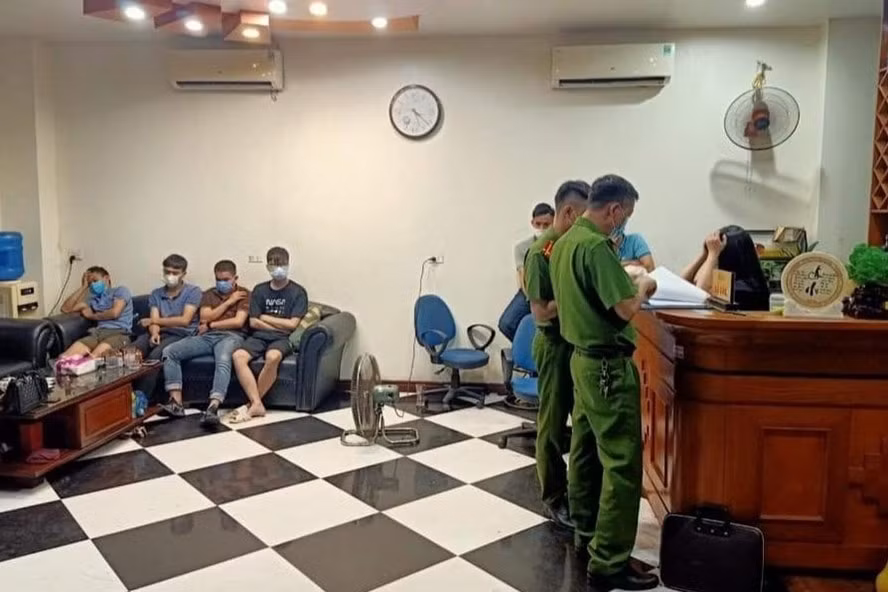 Cơ quan công an làm việc với nhân viên quán karaoke 119 Club và các vị khách tụ tập hát giữa mùa dịch. Ảnh: laodong.vn