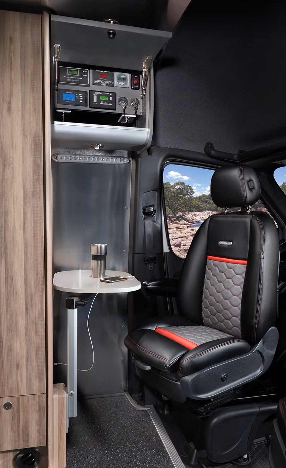 Airstream Interstate 24X 2022. Ảnh: Airstream