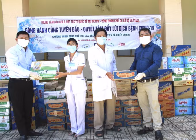 Nhu yếu phẩm giúp đội ngũ y tế thêm nguồn lương thực, bồi bổ sức khoẻ, đồng thời đây cũng là nguồn động viện với những người làm việc 