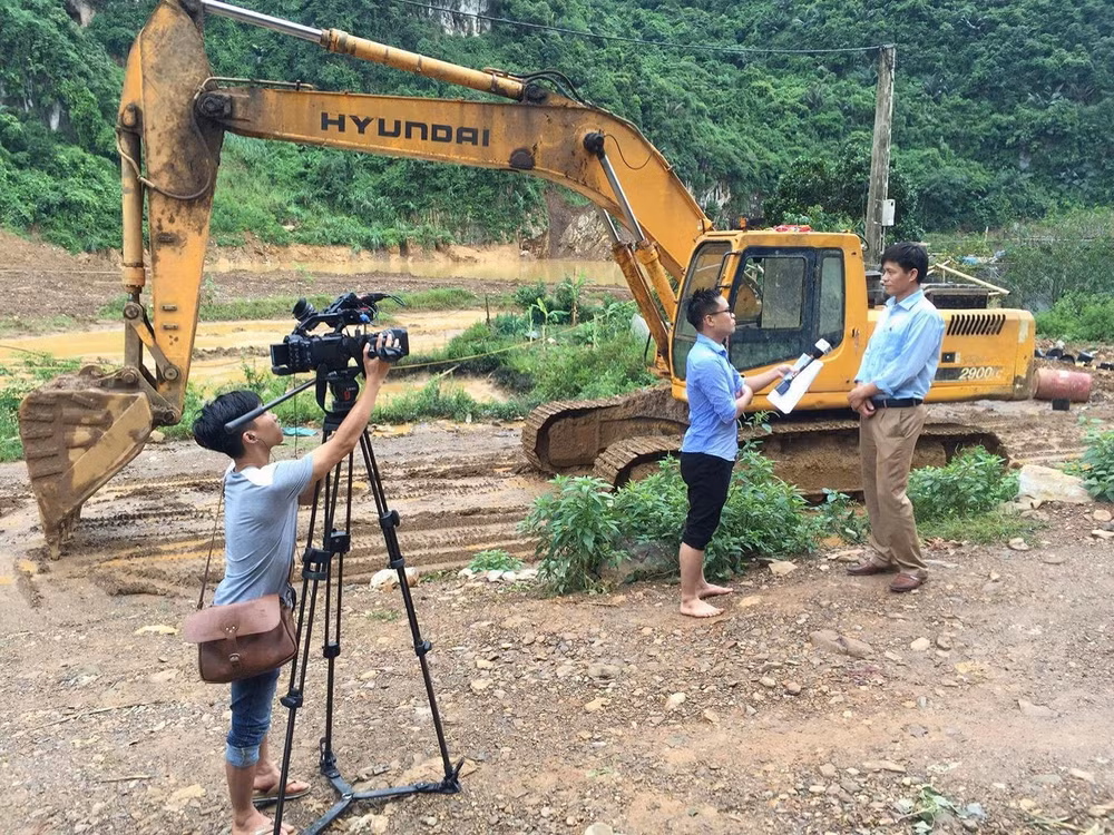 Nhà báo Anh Tuấn và đồng nghiệp thực hiện phỏng vấn ghi hình tại huyện miền núi Lạc Thủy, tỉnh Hòa Bình. Ảnh: NVCC