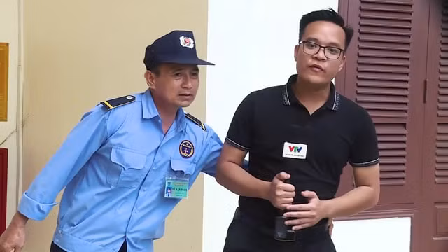 Hình ảnh phóng viên VTV bị 