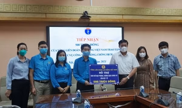 Ông Trần Văn Thuật, Phó Chủ tịch Tổng Liên đoàn Lao động Việt Nam trao 500 triệu đồng tới Ban Chỉ đạo phòng, chống dịch COVID-19 của Bộ Y tế. Ảnh: QĐND