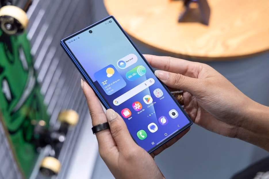 Khi gập lại, Samsung Galaxy Z Fold7 cho trải nghiệm tương tự smartphone dạng thanh với màn hình 6,5 inch, tỷ lệ hiển thị 21:9. Tỷ lệ này giúp người dùng gần như không cảm thấy khác biệt nào khi chuyển từ điện thoại thanh sang điện thoại gập. Tất cả trải nghiệm về hình ảnh, ứng dụng, giao diện trên máy tương tự dòng Galaxy S cao cấp. Để tăng độ bền cho màn hình ngoài, Samsung đã trang bị cho Z Fold7 kính Gorilla Glass Ceramic 2, tương tự Galaxy S24 Edge siêu mỏng. Màn hình này cũng có độ sáng lên đến 2.600 nits, tần số quét 120 Hz.