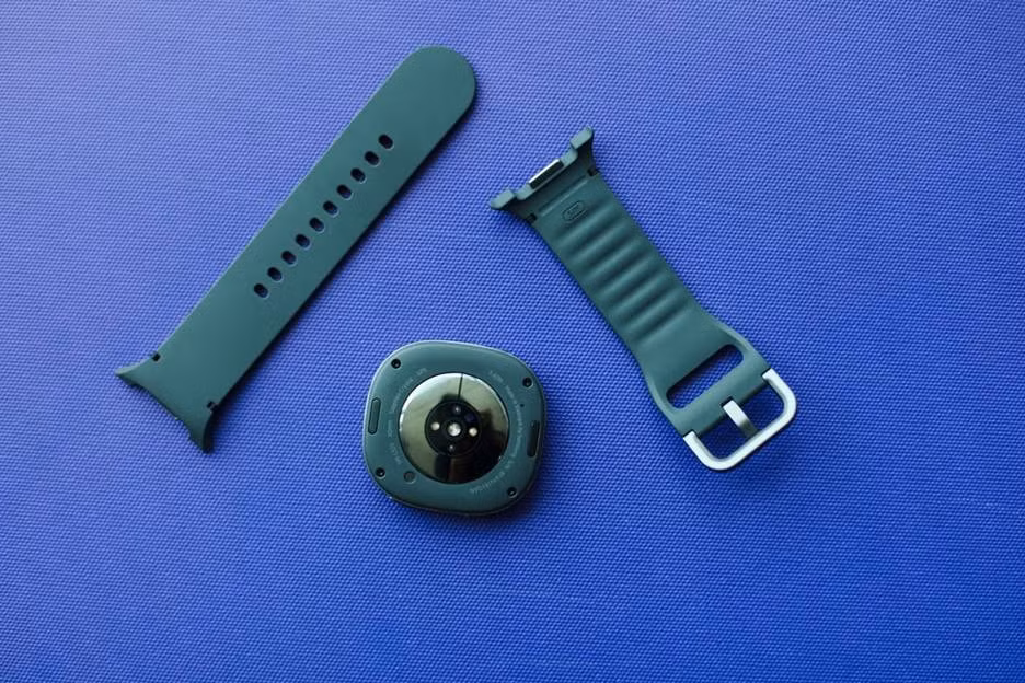 Trên thị trường, Galaxy Watch không phải thiết bị đeo chuyên dụng dành cho những người tập luyện thể thao cường độ cao. Dòng sản phẩm này hướng đến nhóm khách hàng phổ thông, cân bằng giữa các yếu tố về thời trang, tính năng thông minh và quan tâm đến các chỉ số về sức khỏe. Galaxy Watch 8 cũng là smartwatch mỏng nhất từ trước đến nay của Samsung. So với bản tiền nhiệm, thiết bị mỏng hơn 11%, để đạt được kích thước này, hãng đã thiết kế lại cấu trúc linh kiện bên trong.