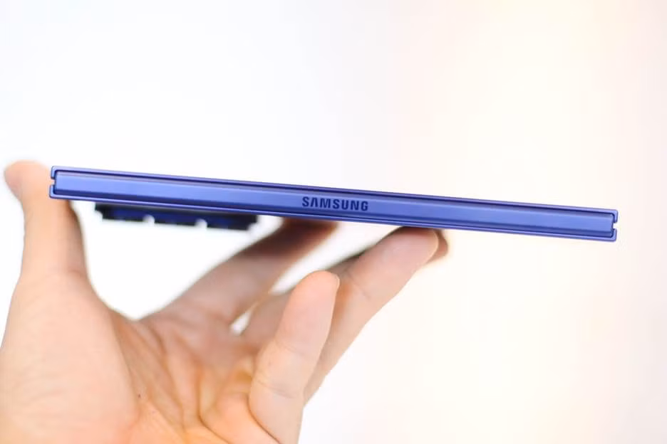 Để đạt được độ mỏng đáng kinh ngạc trên Galaxy Z Fold7, đội ngũ R&amp;D của Samsung tinh chỉnh lại từng chi tiết nhỏ, từ cấu trúc bản lề đến màn hình, vật liệu và cách sắp xếp các linh kiện bên trong.