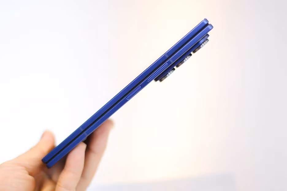 Bản lề Armor FlexHinge được thiết kế với kiểu dáng giọt nước và cấu trúc đa ray, giúp phân tán đều lực căng, giảm nếp gấp trong độ bền tiếp tục được nâng cấp với hàng nghìn lần gập mở. Theo mô tả của Samsung, Armor FlexHinge còn bảo vệ độ bền của màn hình bằng cách tạo thêm không gian bên trong, cho phép các tấm cánh mở rộng hơn để gập màn hình và tạo ra đường cong nhẹ nhàng khi đóng lại.