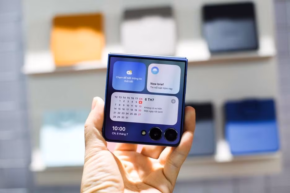 Samsung Galaxy Z Flip7 được ra mắt trong sự kiện Unpacked tối ngày 9/7 với nhiều nâng cấp đáng giá. Khác biệt lớn nhất là màn hình FlexWindow của Z Flip7 đã được mở rộng với thiết kế tràn viền, chỉ chừa lại không gian của cụm camera. Thay đổi này giúp máy trông hiện đại, hiển thị được nhiều thông tin hơn. Với kích thước 4,1 inch, đây là màn hình ngoài lớn nhất được trang bị trên dòng Galaxy Z Flip. Màn hình ngoài lớn hơn giúp người dùng dễ dàng theo dõi các thông tin quan trọng, soạn tin nhắn, xem lịch trình và chụp ảnh selfie mà không cần mở máy. Năm nay FlexWindow cũng được nâng cấp độ sáng lên đến 2.600 nit, tần số quét 120Hz. Trong khi đó màn hình chính được nâng kích thước lên 6,9 inch, hiển thị theo tỷ lệ 21:9, thân thiện hơn với trải nghiệm thị giác của người dùng phổ thông.