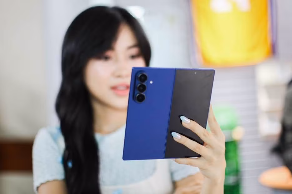 Samsung Galaxy Z Fold7 có bốn màu xanh, xám và đen. Bản đặc biệt màu xanh mint bán độc quyền trên cửa hàng trực tuyến của Samsung. Máy sẽ đến tay người dùng Việt Nam vào cuối tháng 7, giá bán đề nghị từ 46,9 triệu đồng cho bản tiêu chuẩn. Bản cao cấp nhất dùng RAM 16 GB, bộ nhớ trong 1 TB được mở bán giới hạn, đi kèm đồng hồ thông minh Galaxy Watch Ultra và ốp lưng Carbon Shieldcase, giá 68,8 triệu đồng.